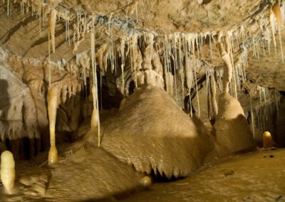 Lake Shasta Caverns formations